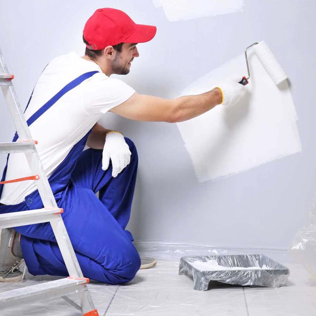 Professionell målare i arbete med roller